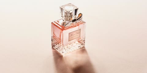 Como Escolher o Perfume Certo e Fazer Durar Mais na Pele